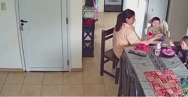 Una madre descubrió por las cámaras que la niñera golpeaba a su hija y la denunció