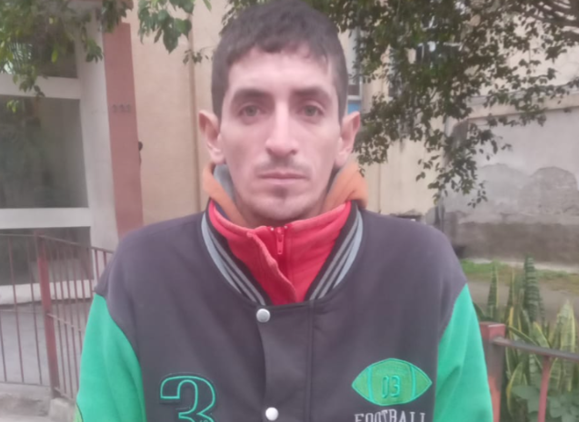 Intentó robarle un celular a una mujer desde una oficina y terminó detenido