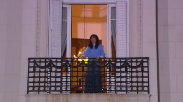 Luciendo los colores de la bandera, Cristina Kirchner salió a saludar a los militantes que se reunieron frente a su casa
