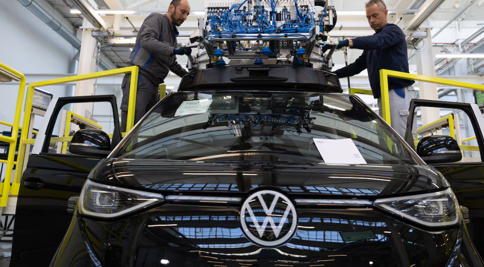 Tras el avance de los autos chinos, Volkswagen prepara un recorte histórico: eliminaría hasta 100.000 empleos en todo el mundo