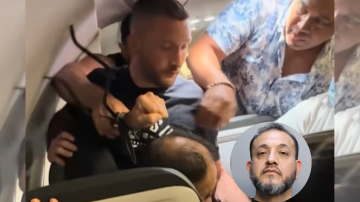 Terror en pleno vuelo: un pasajero intentó abrir la puerta de emergencia del avión y estranguló a una azafata