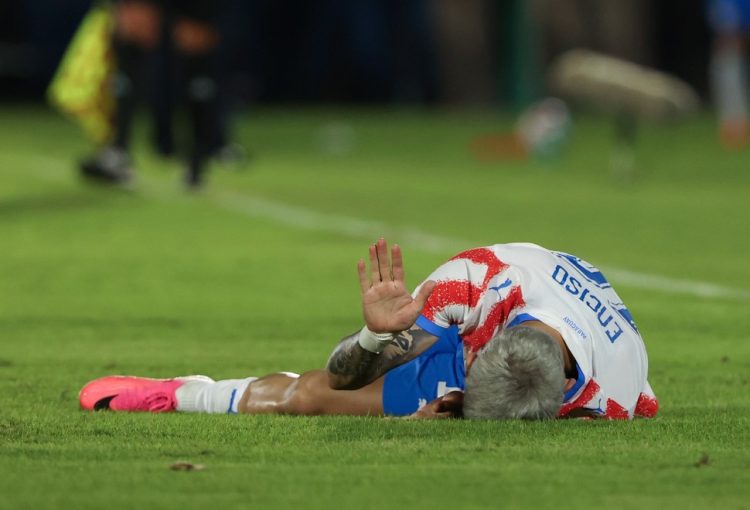 Paraguay en alerta: Julio Enciso salió lesionado y preocupa de cara al Mundial
