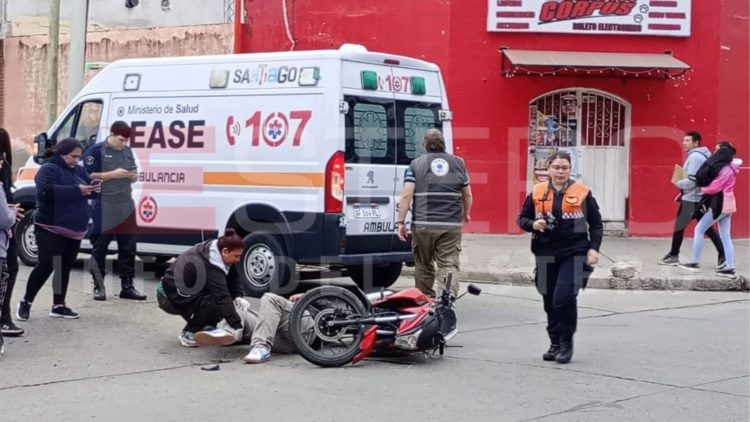 Un motociclista resultó herido tras chocar con un móvil policial en concurrida esquina