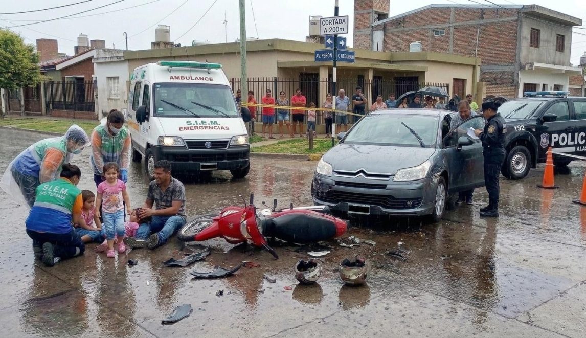 Las Termas: violento choque entre un auto y una moto dejó a dos menores heridos