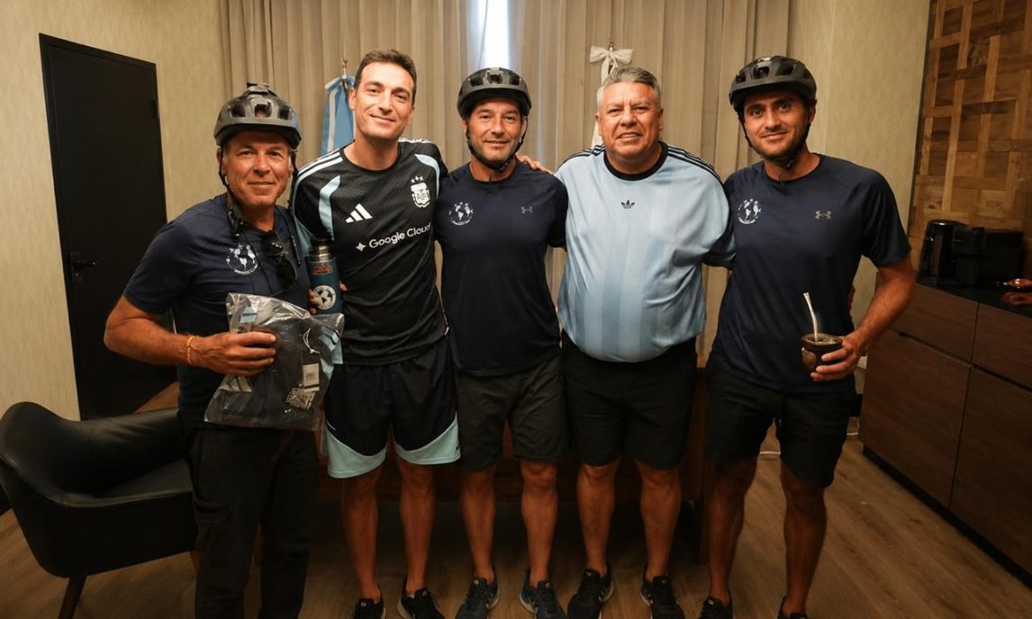Scaloni y Tapia homenajearon a tres hinchas que recorrieron 17.000 kilómetros en bicicleta para alentar a la Selección
