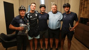 Scaloni y Tapia homenajearon a tres hinchas que recorrieron 17.000 kilómetros en bicicleta para alentar a la Selección