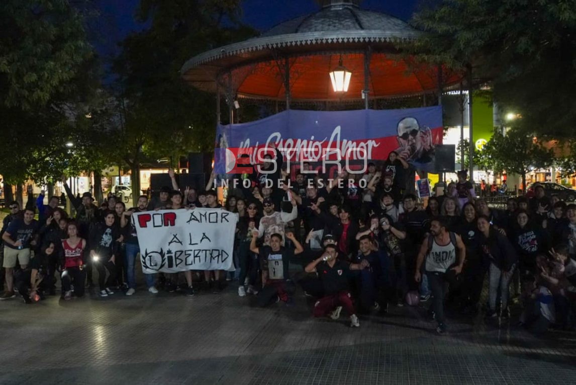 “Nadie es capaz de matarte en mi alma”: fans del Indio Solari se reunieron en un “banderazo” en la plaza Libertad