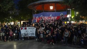 “Nadie es capaz de matarte en mi alma”: fans del Indio Solari se reunieron en un “banderazo” en la plaza Libertad