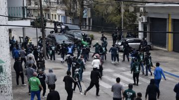 Violencia en San Miguel: graves incidentes entre la barra y la Policía