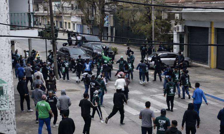 Violencia en San Miguel: graves incidentes entre la barra y la Policía