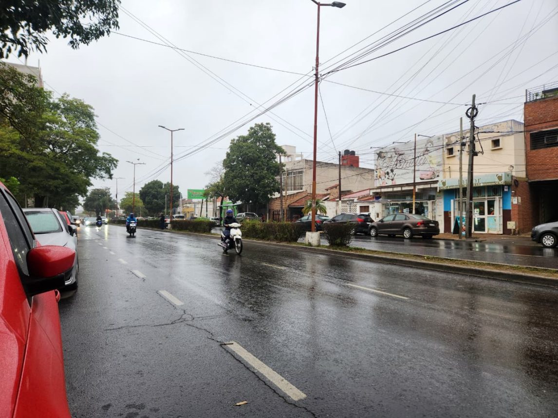 Leve llovizna sorprendió a los santiagueños durante la mañana