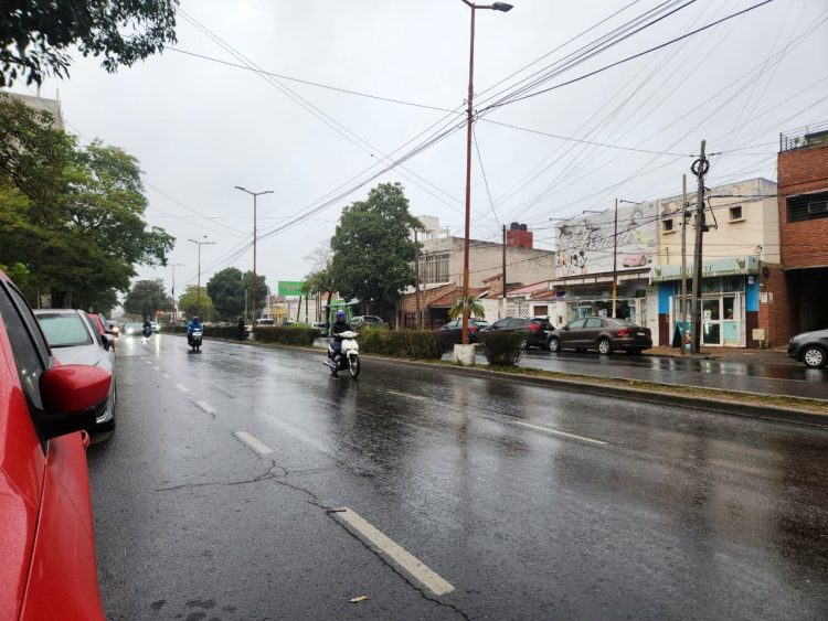 Leve llovizna sorprendió a los santiagueños durante la mañana