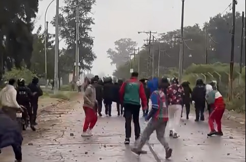 Los incidentes en Villa Unión-Central Argentino dejaron como saldo a un policía y un niño heridos en la cabeza