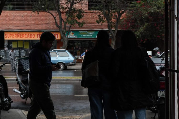 Jueves gris y ventoso con máxima de 10 grados en Santiago del Estero