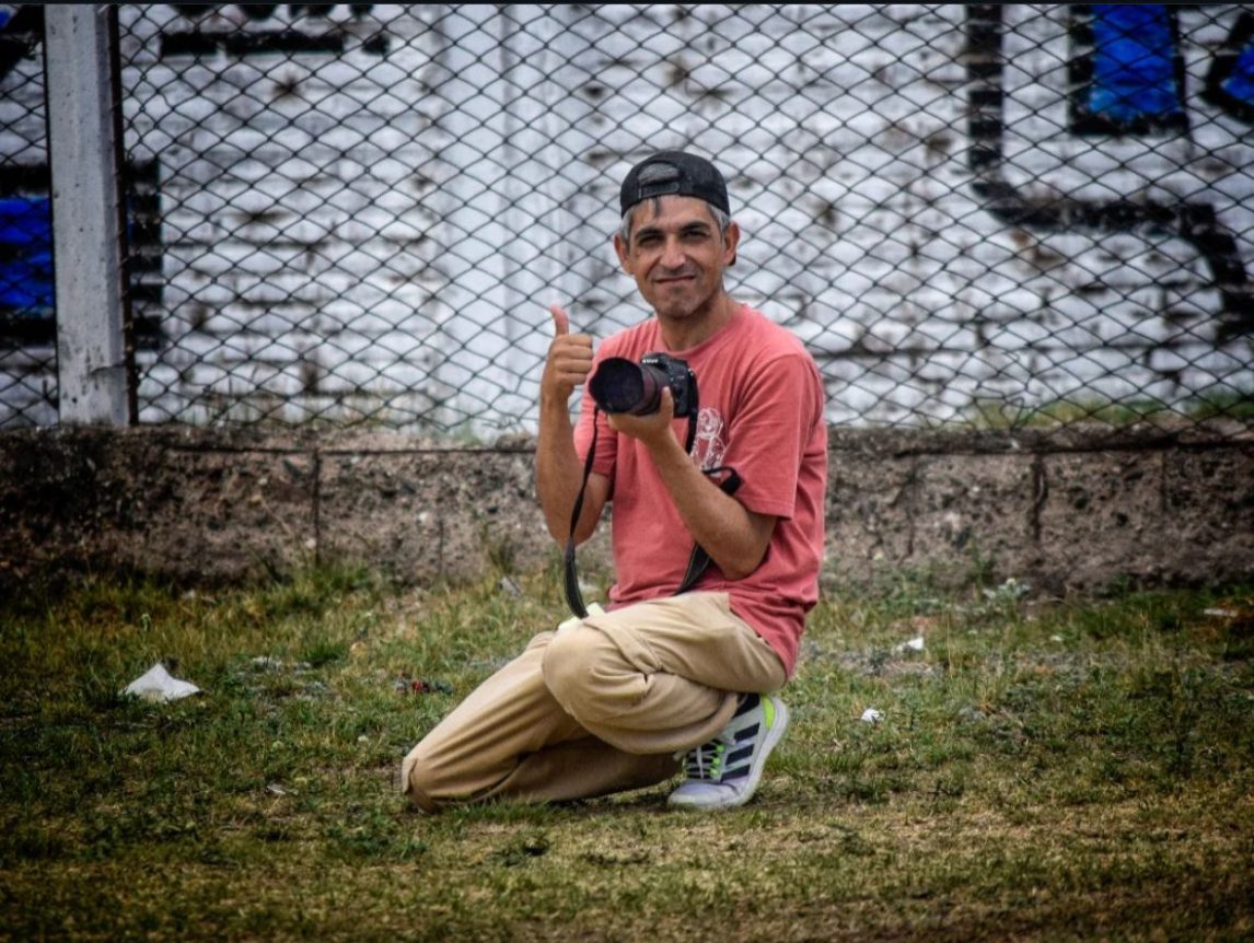 Le robaron su cámara a un fotógrafo deportivo santiagueño y pide ayuda para recuperarla