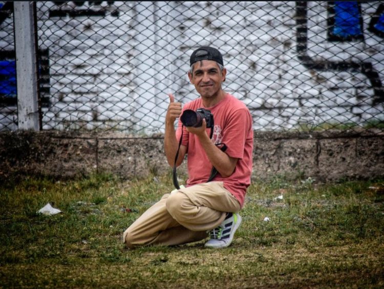 Le robaron su cámara a un fotógrafo deportivo santiagueño y pide ayuda para recuperarla