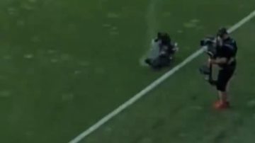 Una cámara se desplomó en pleno partido y generó preocupación