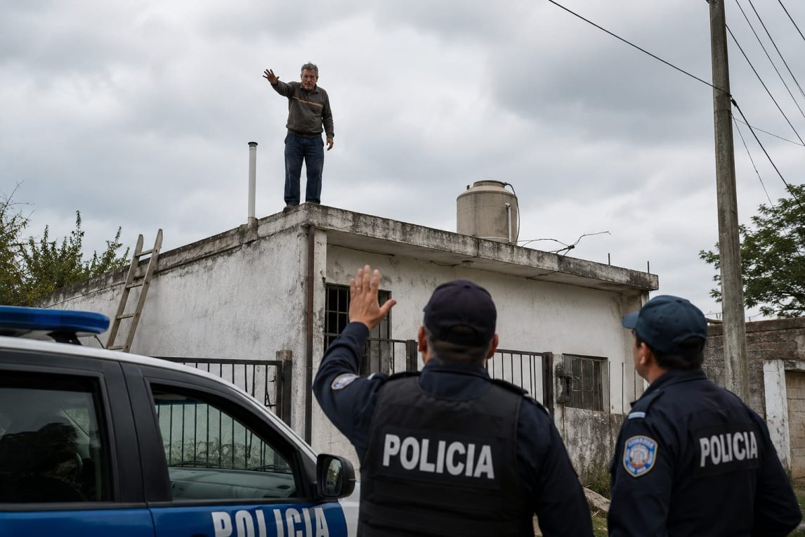 Un hombre con alteraciones mantuvo en vilo a su familia y vecinos, amenazando con tirarse desde el techo de su casa