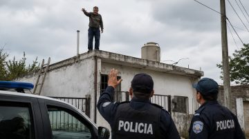 Un hombre con alteraciones mantuvo en vilo a su familia y vecinos, amenazando con tirarse desde el techo de su casa