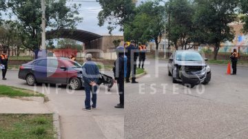 Motociclista chocó contra un auto y terminó embistiendo a un jardinero en pleno Centro de La Banda