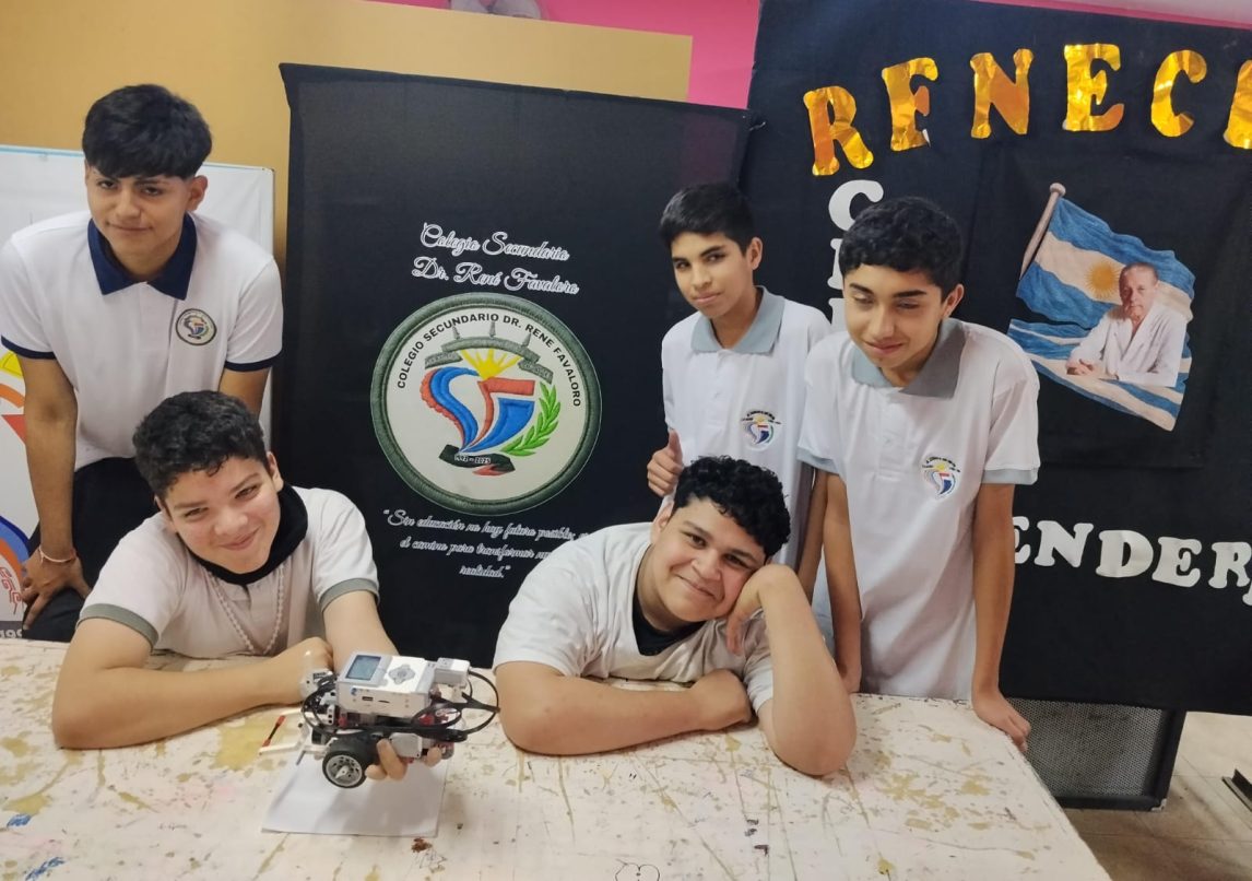 La Escuela Secundaria Dr. René G. Favaloro presentó su proyecto tecnológico inclusivo “Renecito” en la Batalla de Robótica