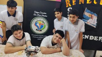 La Escuela Secundaria Dr. René G. Favaloro presentó su proyecto tecnológico inclusivo “Renecito” en la Batalla de Robótica