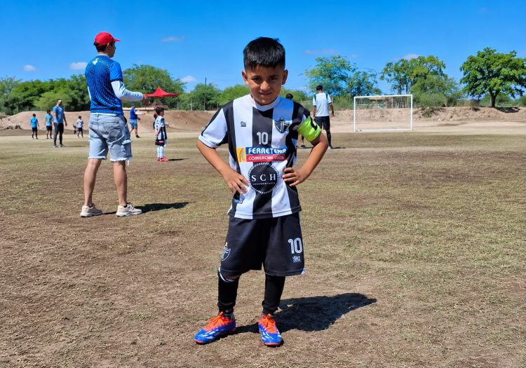 Con esfuerzo y mucha pasión, Jehiel Kaleb Carrizo va tras el sueño de jugar en Boca