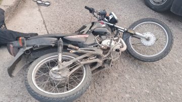 Violento choque entre una moto y un automóvil terminó con golpes y agresiones entre los involucrados