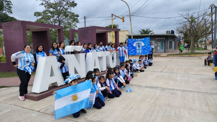 Alumnos añatuyenses alentaron con entusiasmo a la Selección Argentina