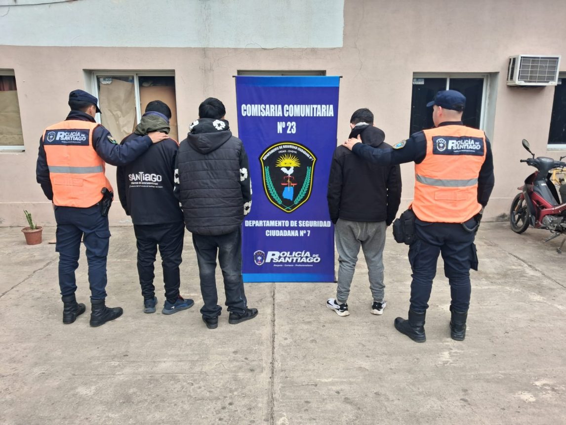 Cuatro detenidos por emboscar y atacar a un joven en una plaza: uno de ellos incumplía prisión domiciliaria