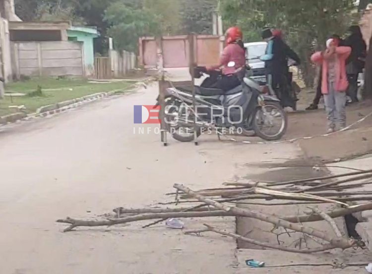 Un bache preocupa a vecinos y a una comunidad educativa en La Banda