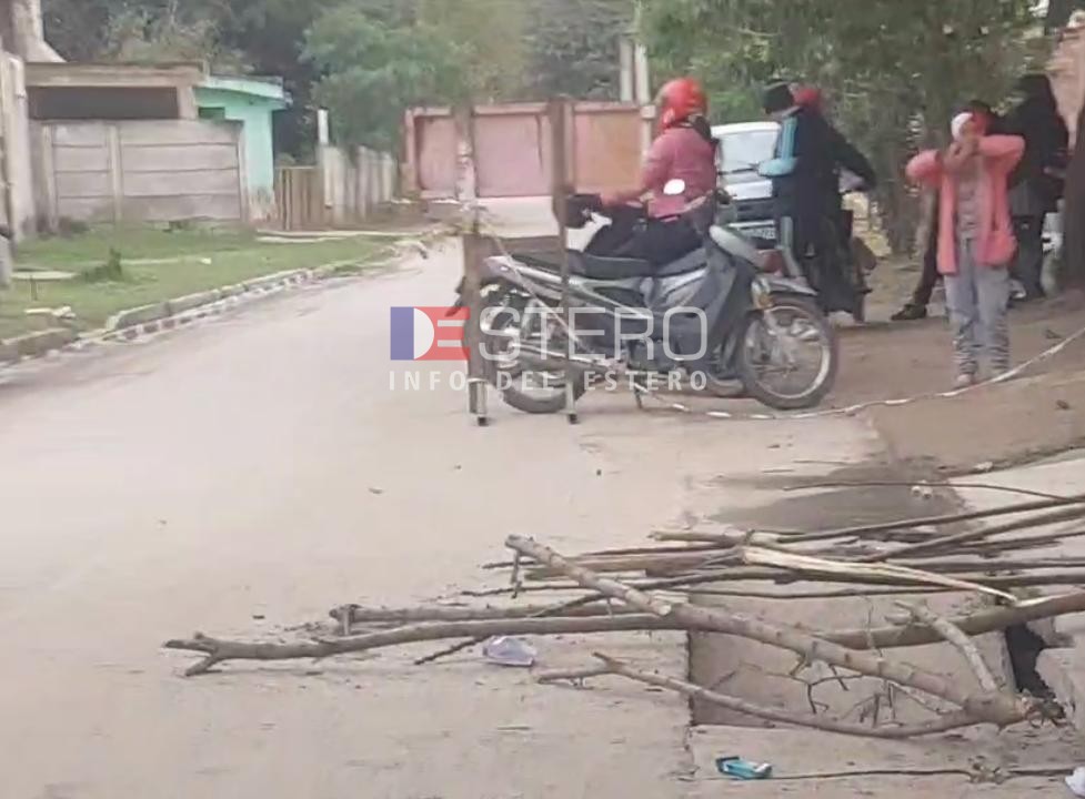 Un bache preocupa a vecinos y a una comunidad educativa en La Banda