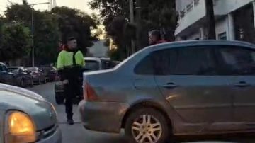 El automovilista acusado de golpear a un empleado municipal rompe el silencio: “Él se acercó al auto a increparme”