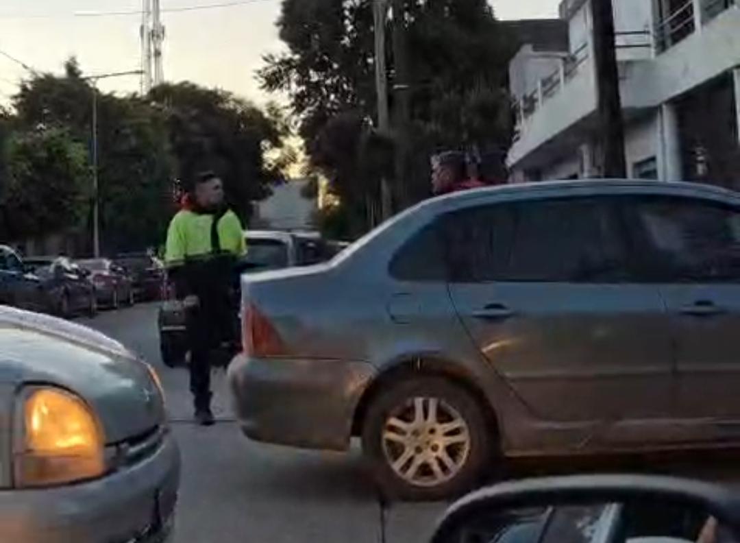 El automovilista acusado de golpear a un empleado municipal rompe el silencio: “Él se acercó al auto a increparme”
