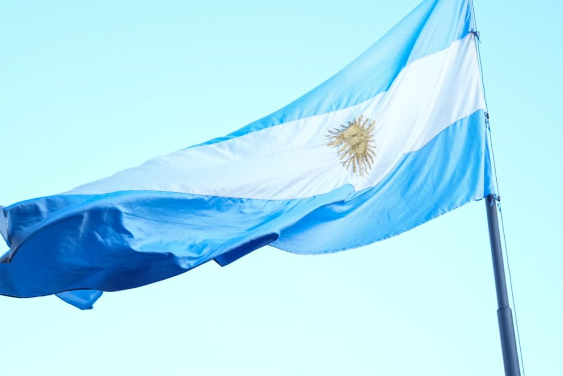El mito del cielo, un corsario aventurero y los secretos ocultos de la bandera argentina