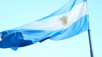 El mito del cielo, un corsario aventurero y los secretos ocultos de la bandera argentina