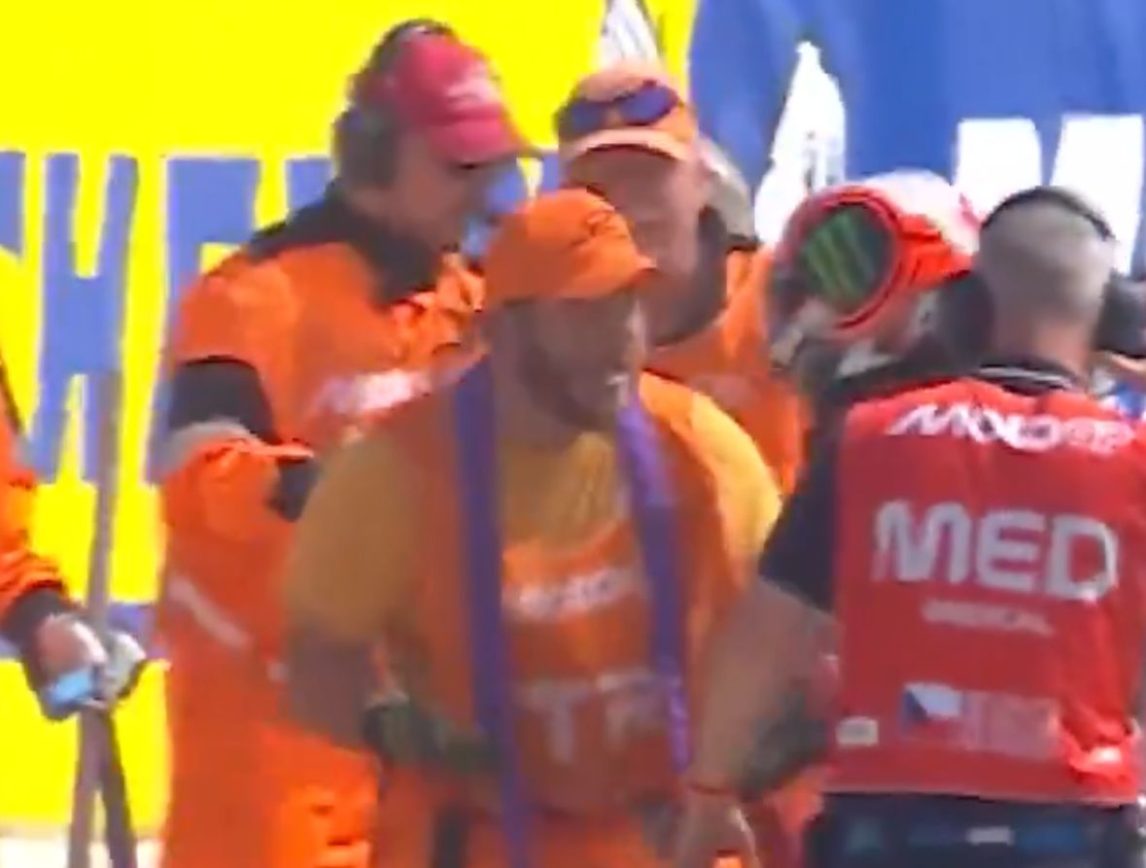 Escándalo en MotoGP: el líder del campeonato golpeó a un comisario tras una caída