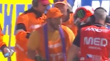 Escándalo en MotoGP: el líder del campeonato golpeó a un comisario tras una caída
