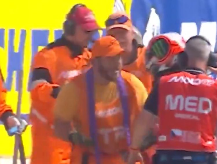 Escándalo en MotoGP: el líder del campeonato golpeó a un comisario tras una caída
