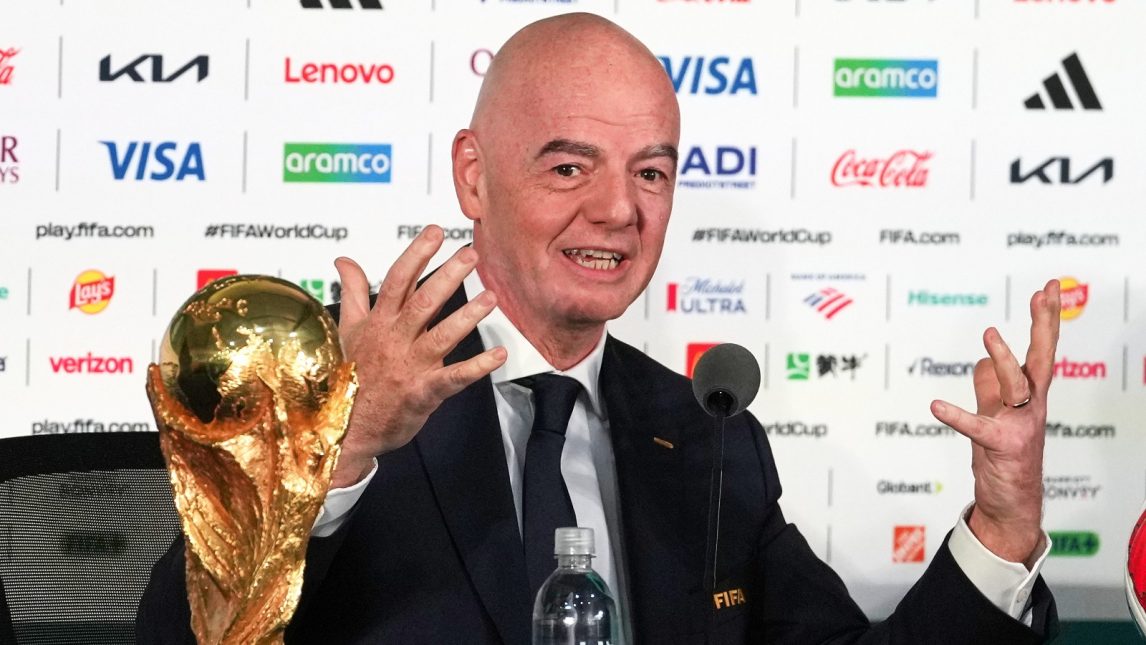 Infantino responde y defiende las pausas de hidratación