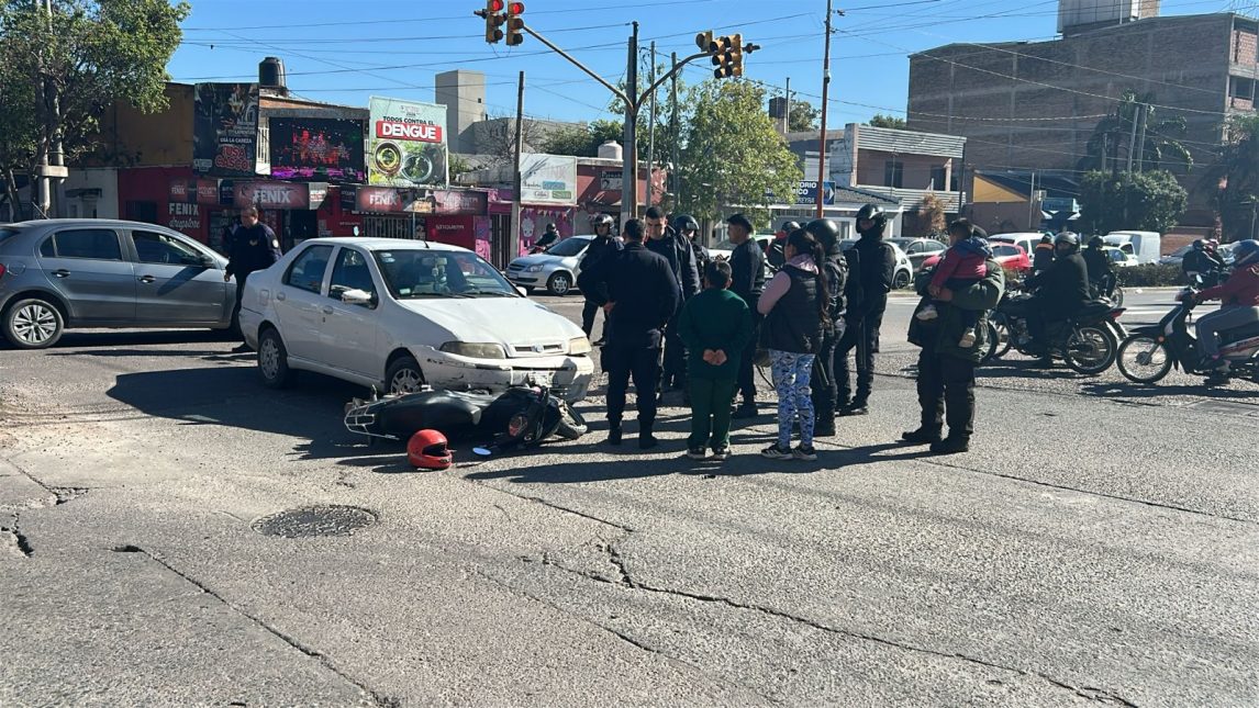 Un motociclista sufrió heridas tras ser embestido por un auto en Avenida Belgrano y Solís