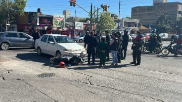 Un motociclista sufrió heridas tras ser embestido por un auto en Avenida Belgrano y Solís