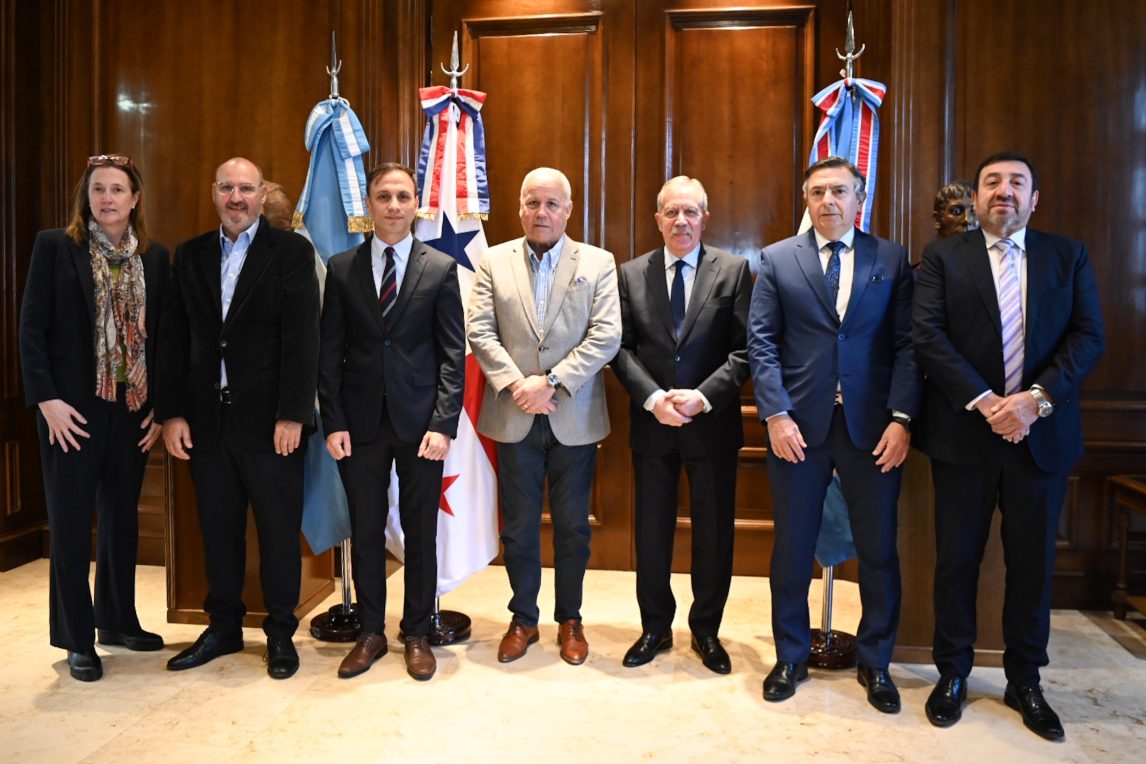 Elías Suárez recibió al embajador de Panamá en Argentina