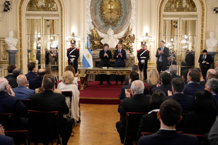 Diego Santilli juró como Jefe de Gabinete con la presencia de Adorni: quiénes son todos los gobernadores y funcionarios que participaron