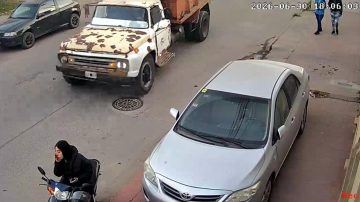VIDEO: una mujer se salvó de milagro de ser atropellada por un camión en la vereda de una casa
