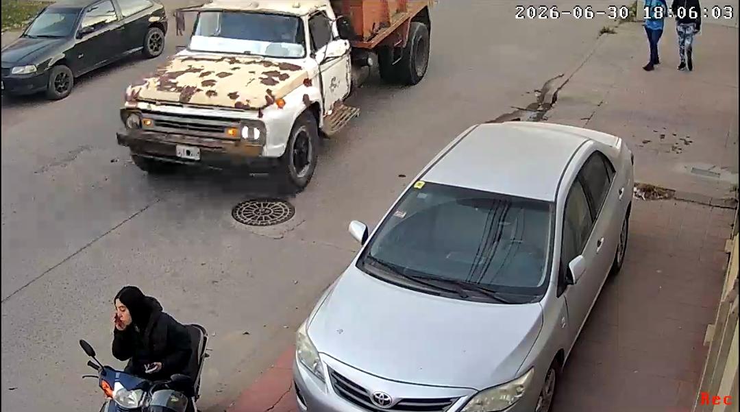 VIDEO: una mujer se salvó de milagro de ser atropellada por un camión en la vereda de una casa