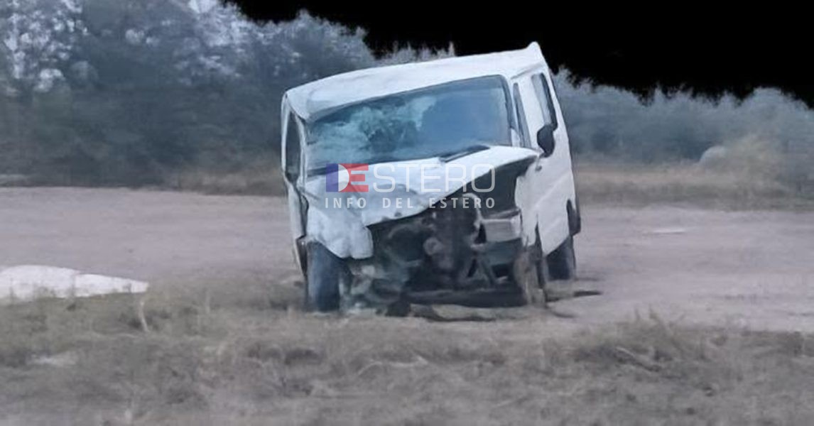 Segundos de terror en Quimilí: una combi que transportaba estudiantes chocó de frente contra una camioneta