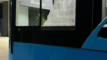 B° Tarapaya: un colectivo eléctrico fue apedreado y por poco hieren a su conductora