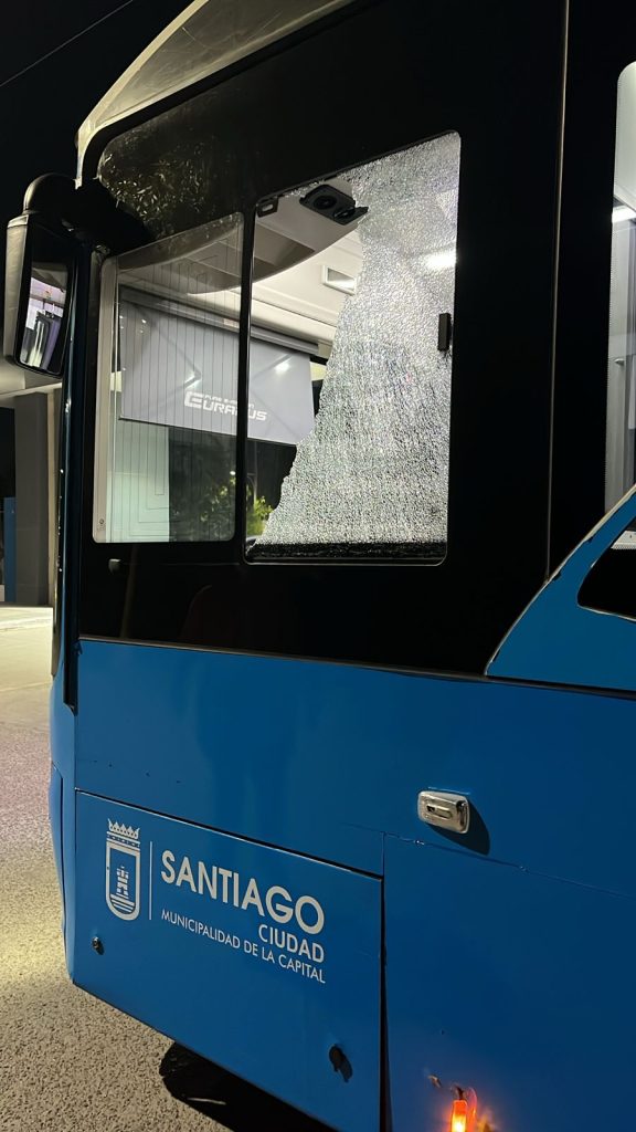 B° Tarapaya: un colectivo eléctrico fue apedreado y por poco hieren a su conductora