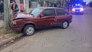Un hombre conducía alcoholizado y se estrelló contra una columna del alumbrado público